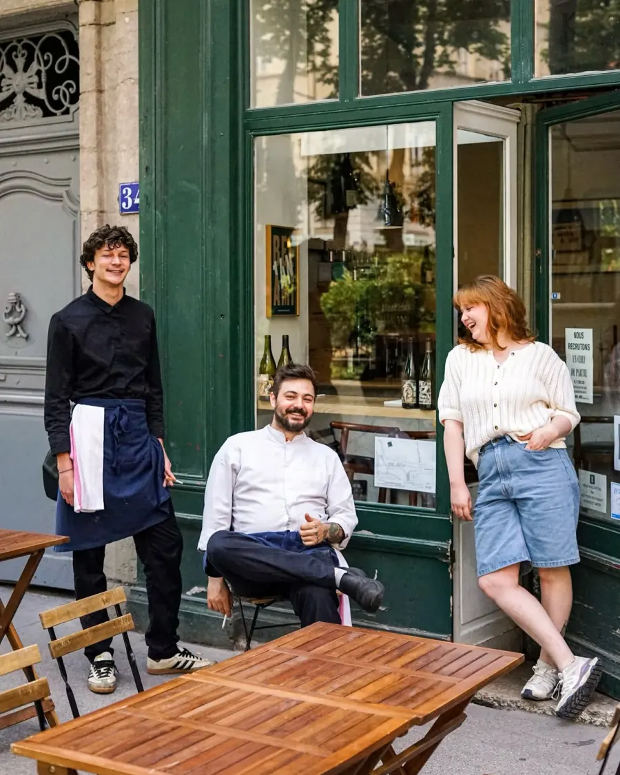 La devanture et la terrasse du Bistrot Bel Ami