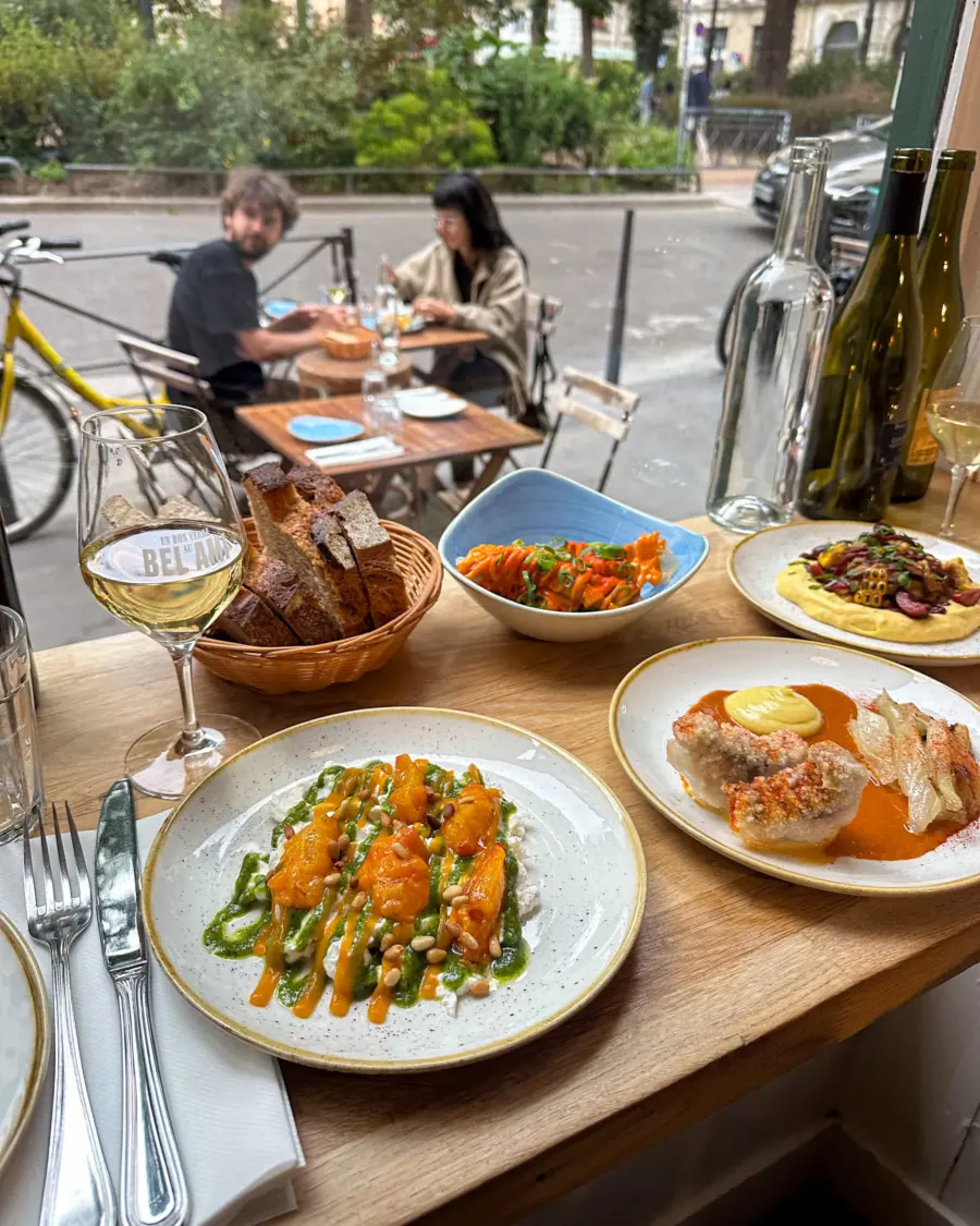 Des assiettes à partager posées au milieu de la table