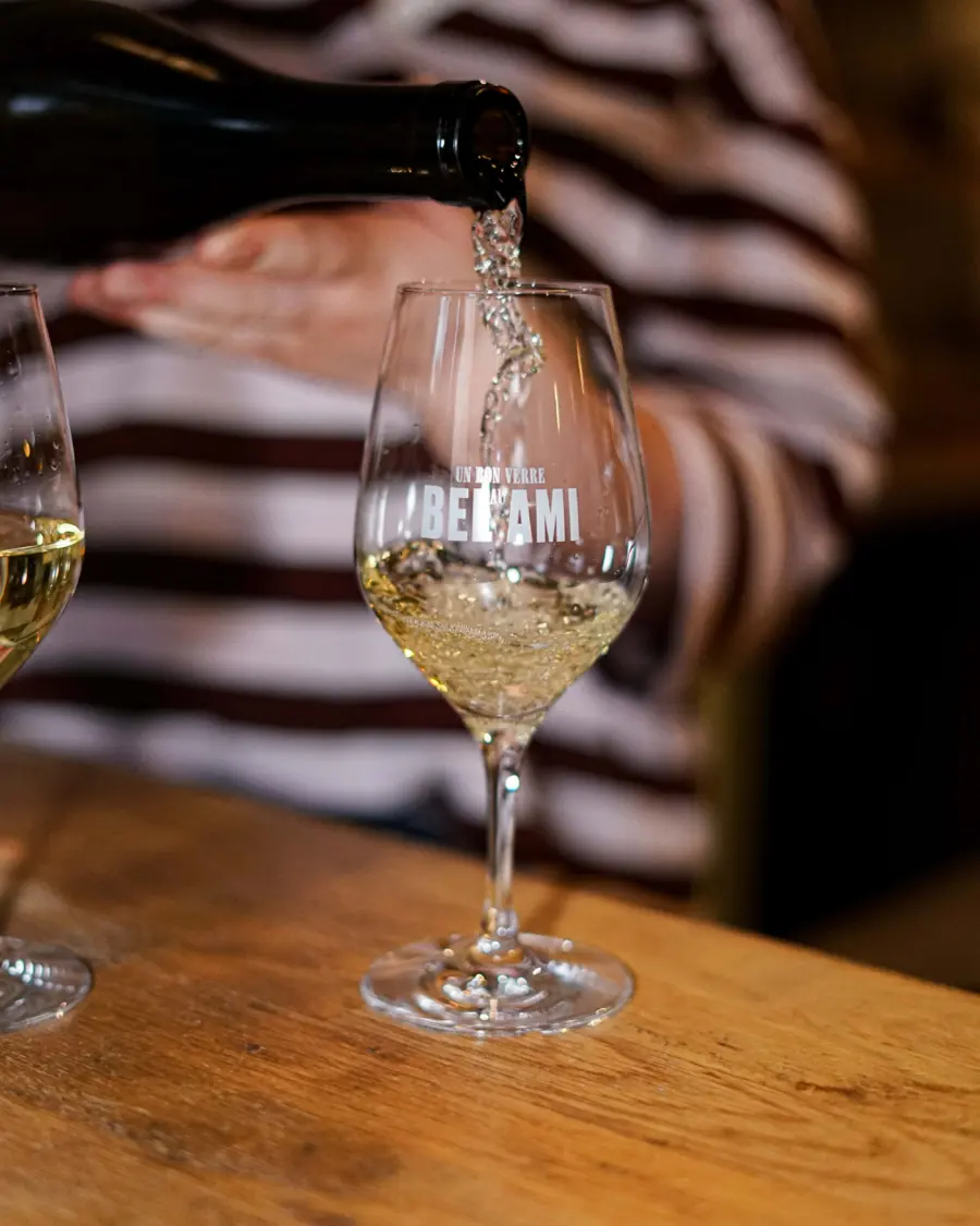 Un verre servi au comptoir du Bel Ami