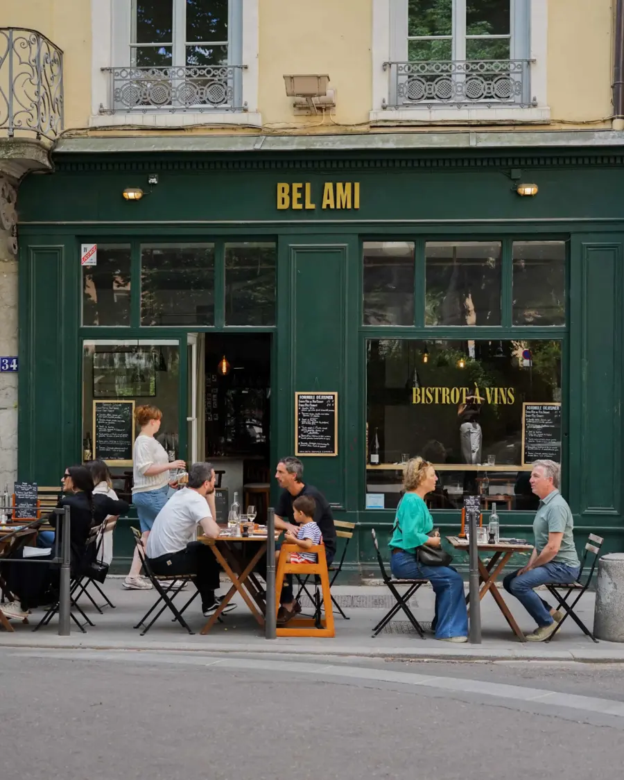 La terrasse du Bel Ami pleine de convives, un soir d’été